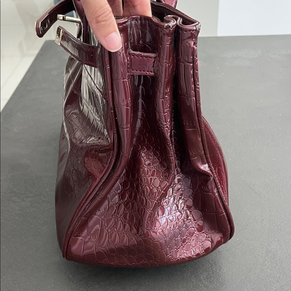 Elegant Burgundy Crocodile-Embossed Satchel - Picture 7 of 15